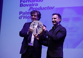 Alejandro Amenábar entrega la Palmera de Honor al productor Fernando Bovaira.
