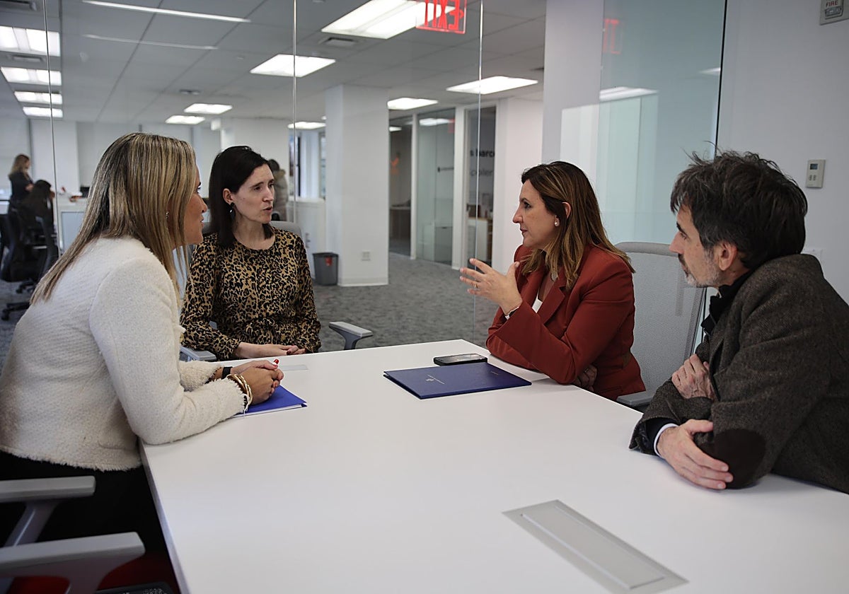 La alcaldesa de Valencia, María José Catalá, junto a la directora ejecutiva de la Cámara de Comercio de España en EE. UU, Gemma Cortijo, y los ediles Paula Llobell y José Luis Moreno.