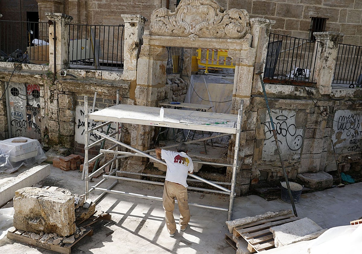 Preparación de los trabajos de restauración de les Covetes de los Santos Juanes, muy cerca de la Lonja.