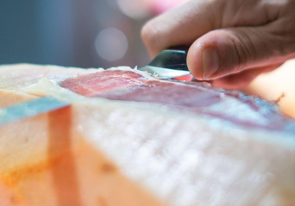 Despiden a una trabajadora por rebajar un jamón ibérico y ahora deberán indemnizarla con 36.000 euros