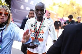 Kipchoge, con la medalla acreditativa del Maratón de Nueva York.