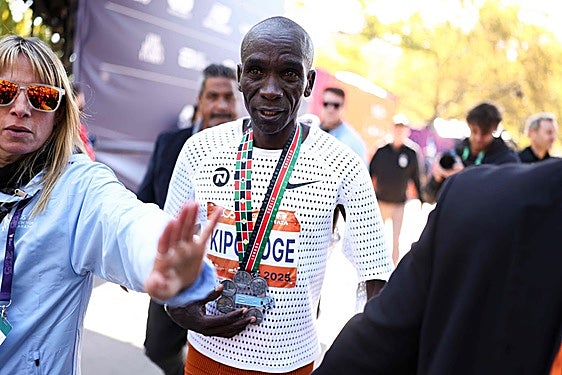 Kipchoge, con la medalla acreditativa del Maratón de Nueva York.