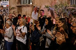 Protesta en la tarde noche del domingo frente al Palau de la Generalitat.