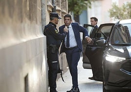 Fotos de la comparecencia de Carlos Mazón en el Palau de la Generalitat