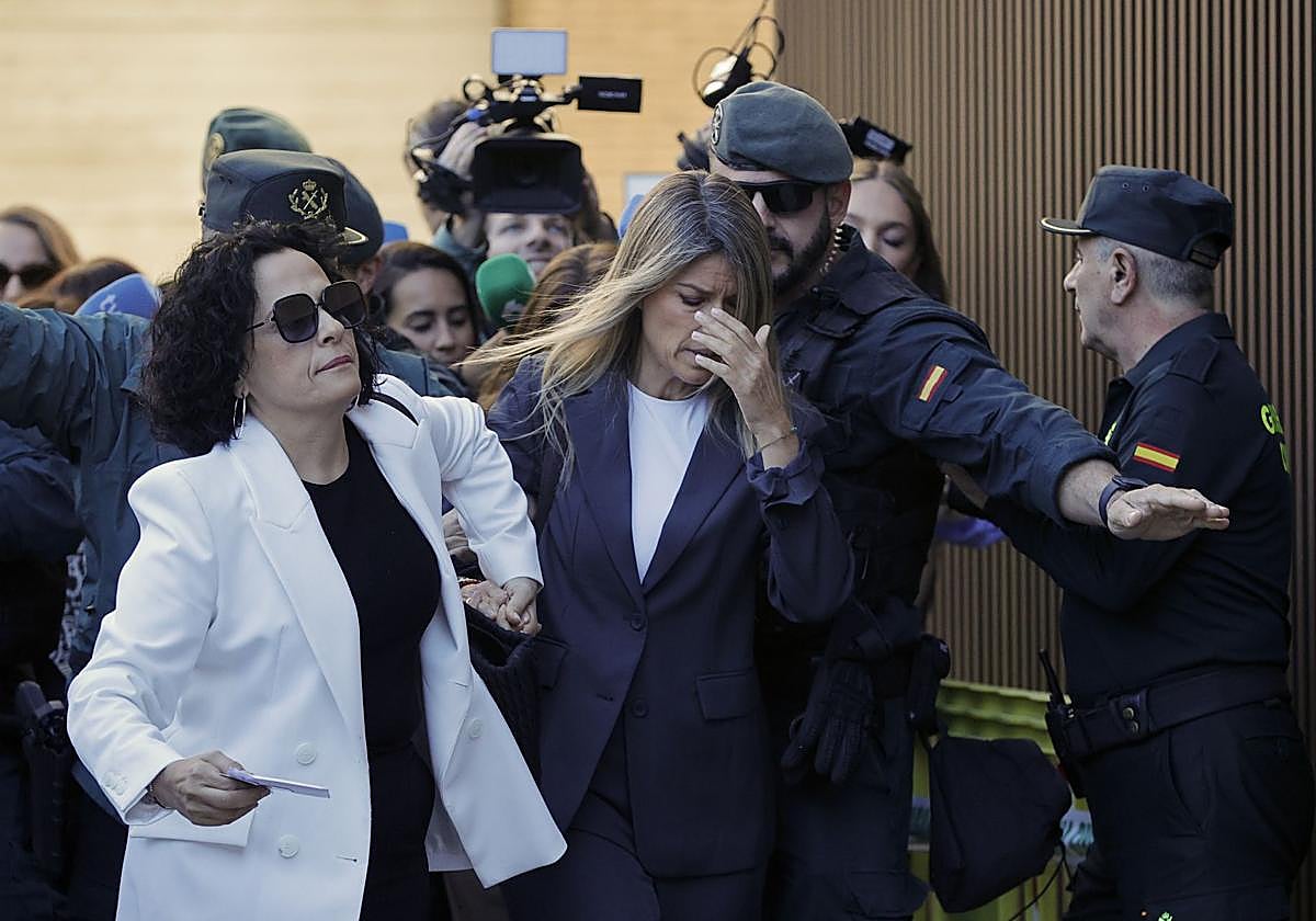 Maribel, a su llegada al juzgado, escoltada por la Guardia Civil.