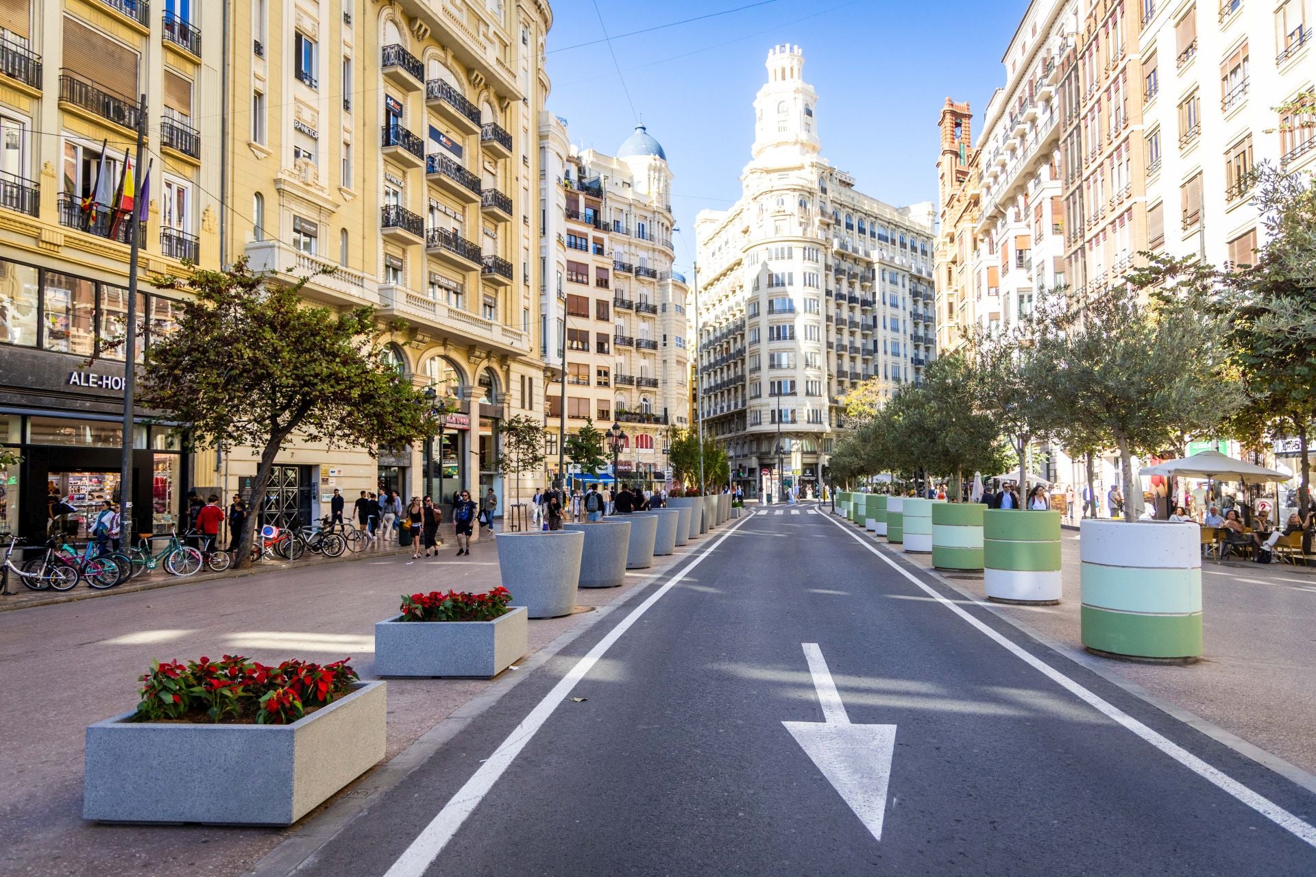 Fotos de los nuevos maceteros en la plaza del Ayuntamiento de Valencia
