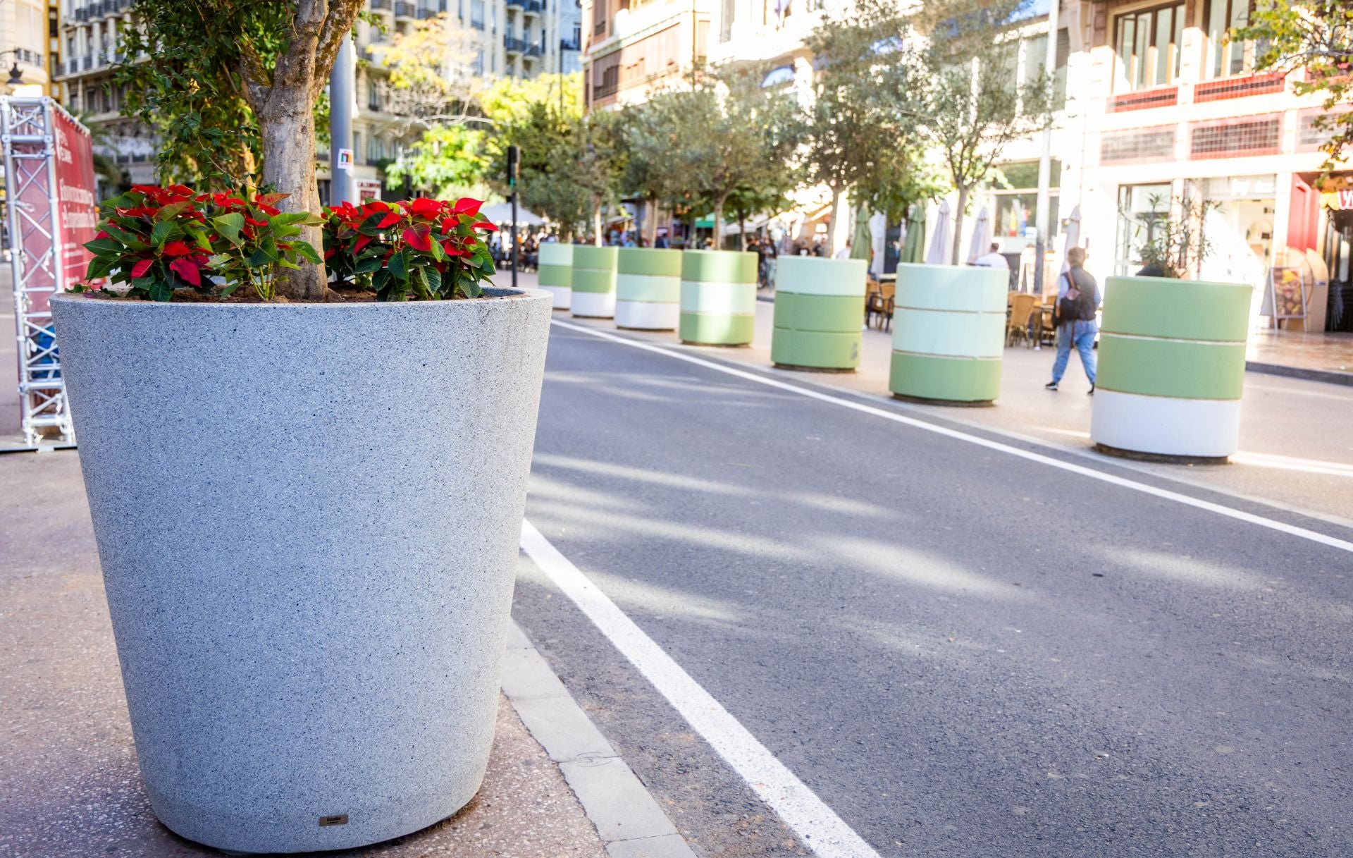 Fotos de los nuevos maceteros en la plaza del Ayuntamiento de Valencia