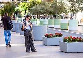 En primer plano, los nuevos maceteros de la plaza del Ayuntamiento. Detrás, los actuales.