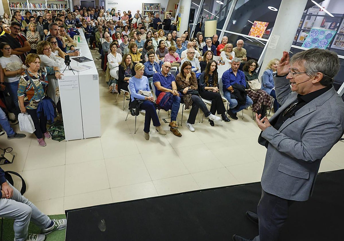 Santiago Posteguillo, durante su intervención en la Biblioteca Municipal de Paiporta, afectada por la dana.
