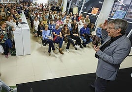 Santiago Posteguillo, durante su intervención en la Biblioteca Municipal de Paiporta, afectada por la dana.