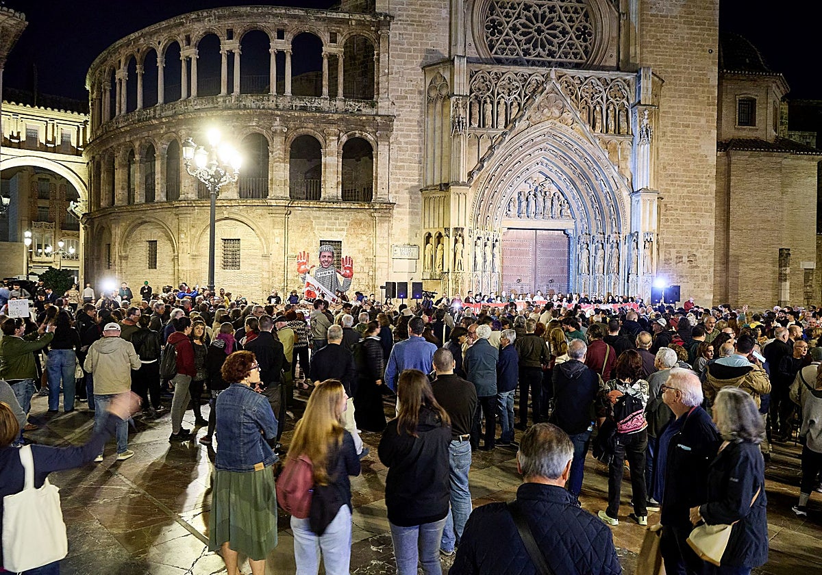 Concentración ante la Puerta de los Apóstoles de la Catedral de Valencia.
