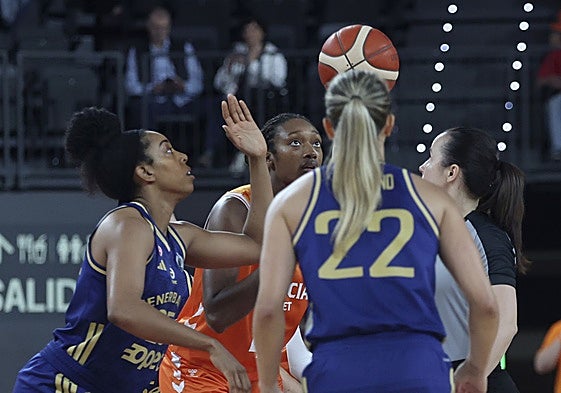 Salto inicial entre las jugadoras del Valencia Basket y del Fenerbahce en su último duelo en el Roig Arena