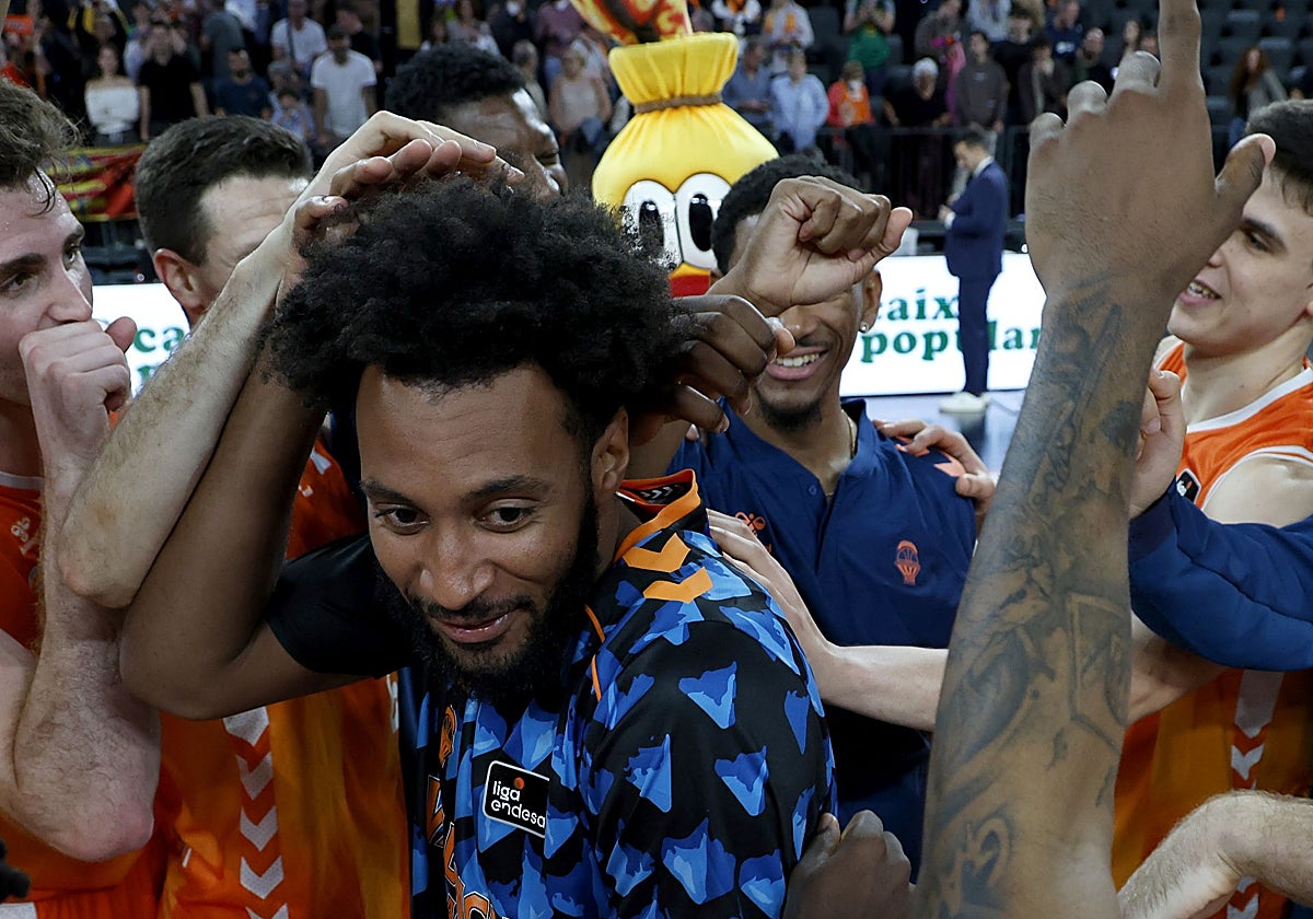 Braxton Key recibe la felicitación de sus compañeros tras su debut con el Valencia Basket.