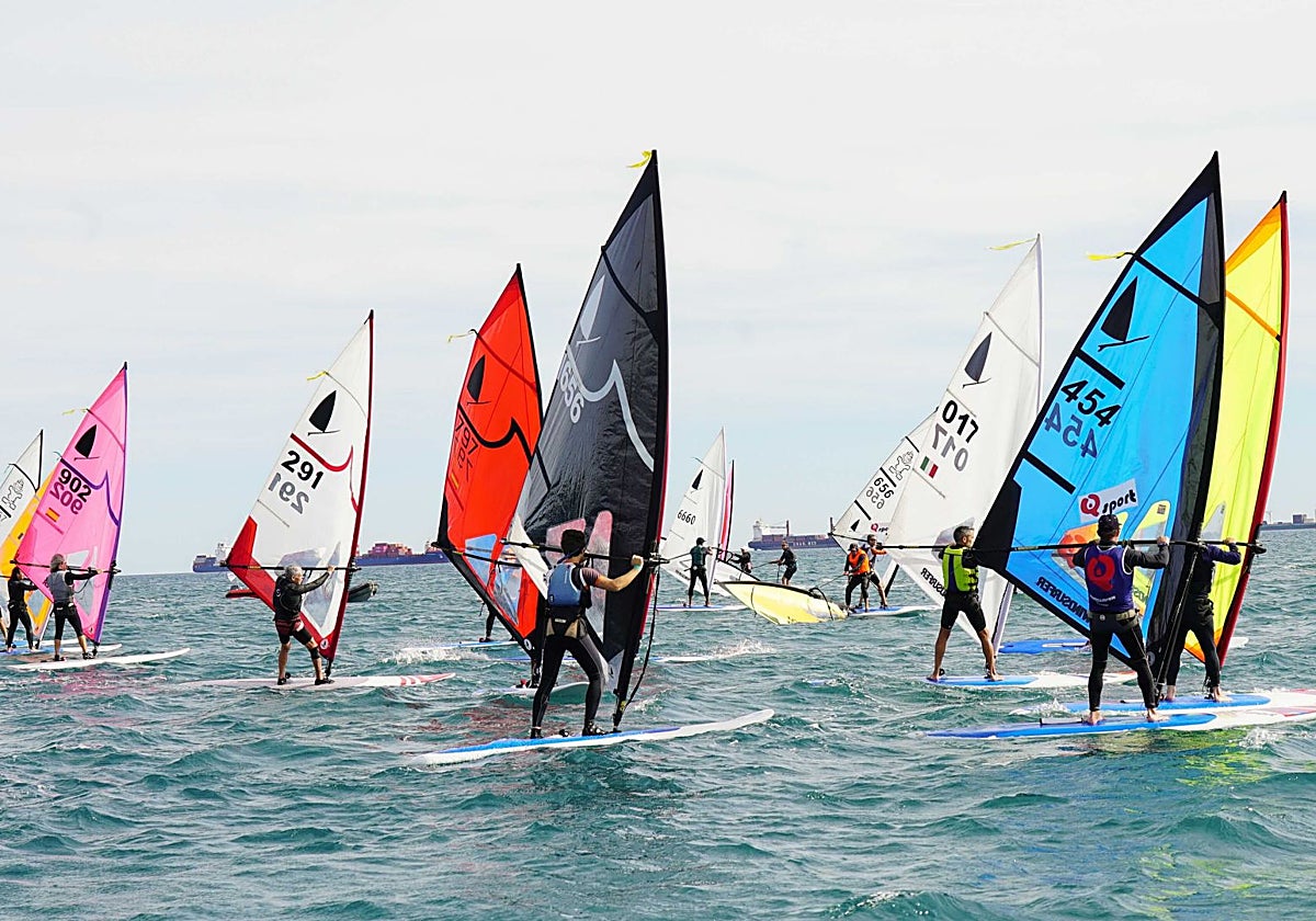 Los windsurfistas en sus respectivas tablas