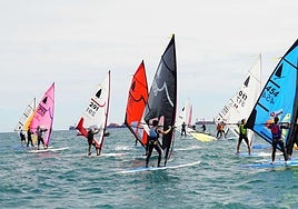 Los windsurfistas en sus respectivas tablas