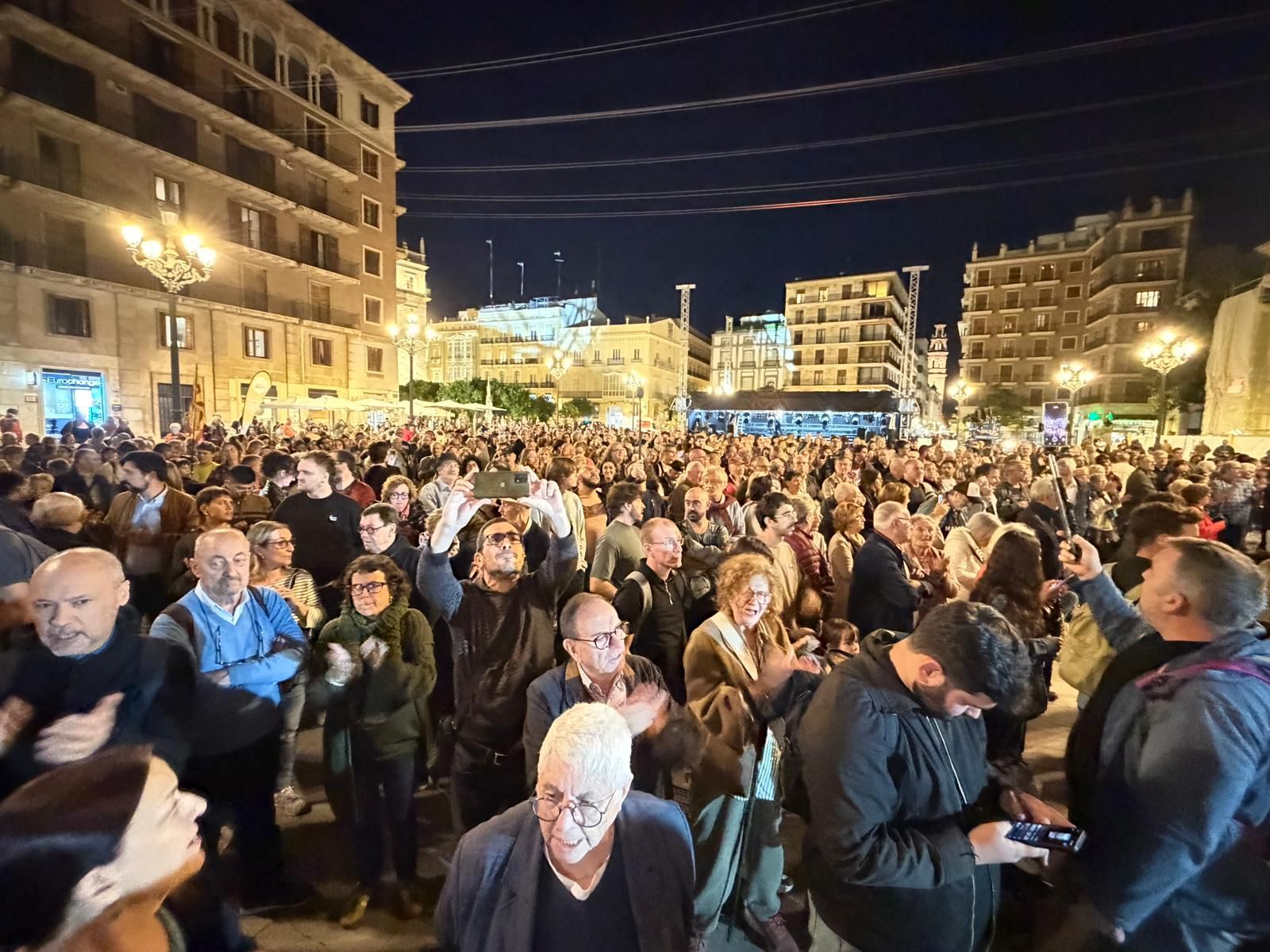 FOTOS | Protesta en la plaza de la Virgen para pedir la dimisión del Consell