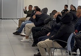 Los acusados de la red de narcos que introducía cocaína por el puerto de Valencia. Uno de los cabecillas, Fernando M. S., levanta la mano.