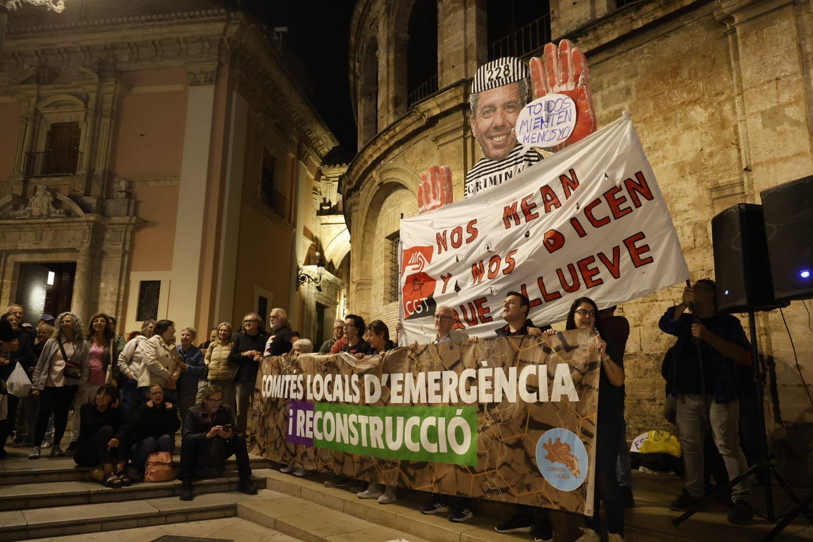 FOTOS | Protesta en la plaza de la Virgen para pedir la dimisión del Consell