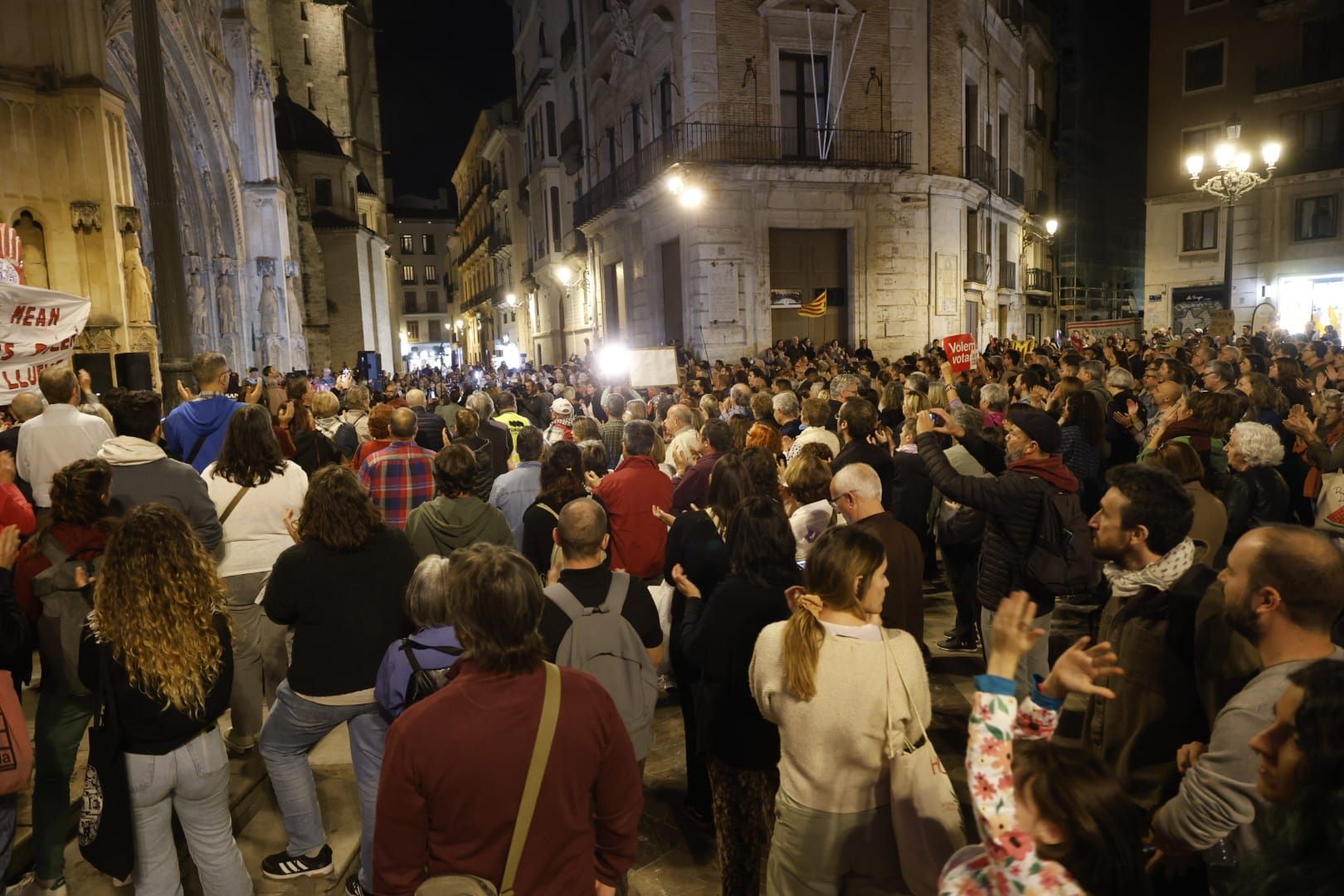 FOTOS | Protesta en la plaza de la Virgen para pedir la dimisión del Consell