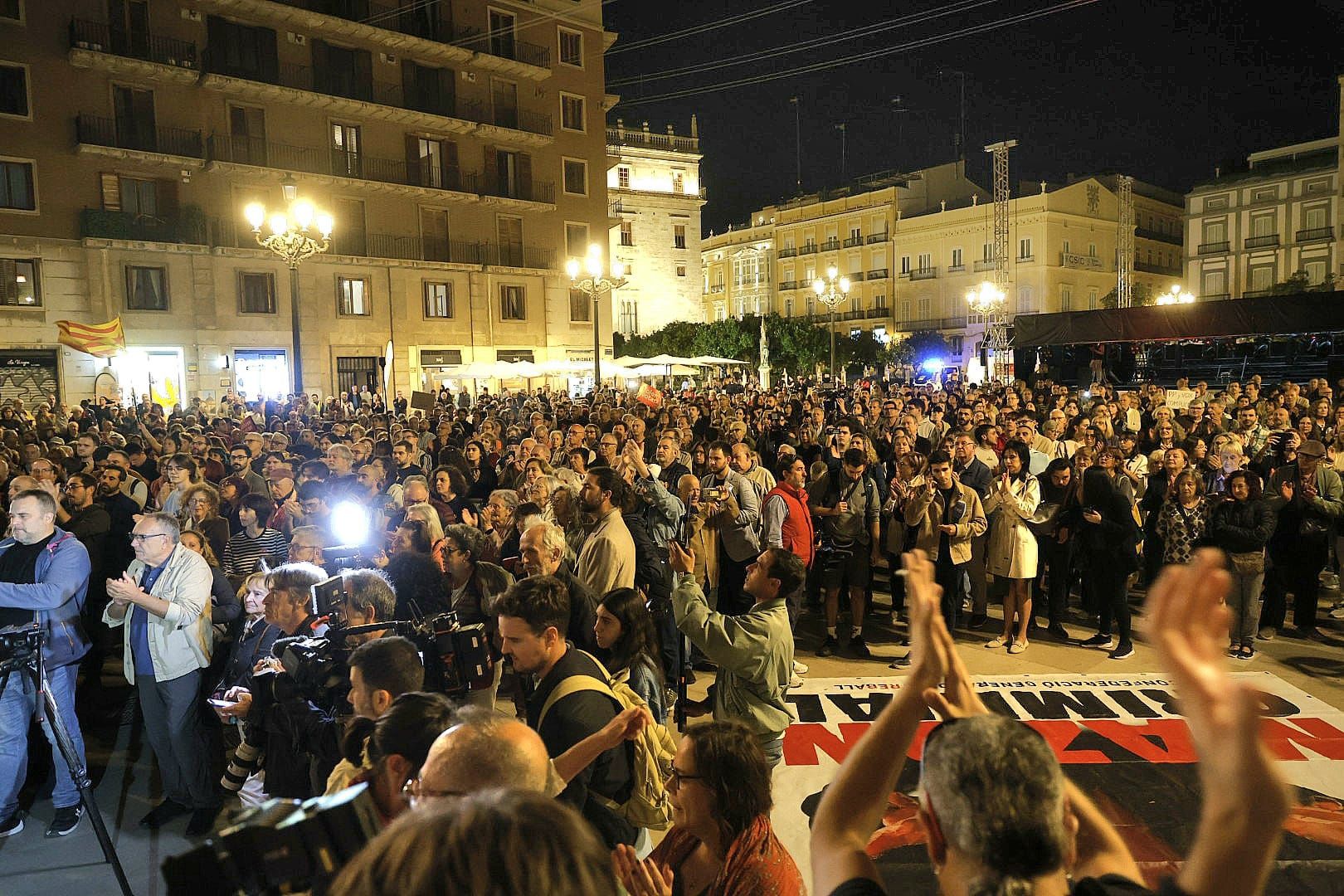 FOTOS | Protesta en la plaza de la Virgen para pedir la dimisión del Consell