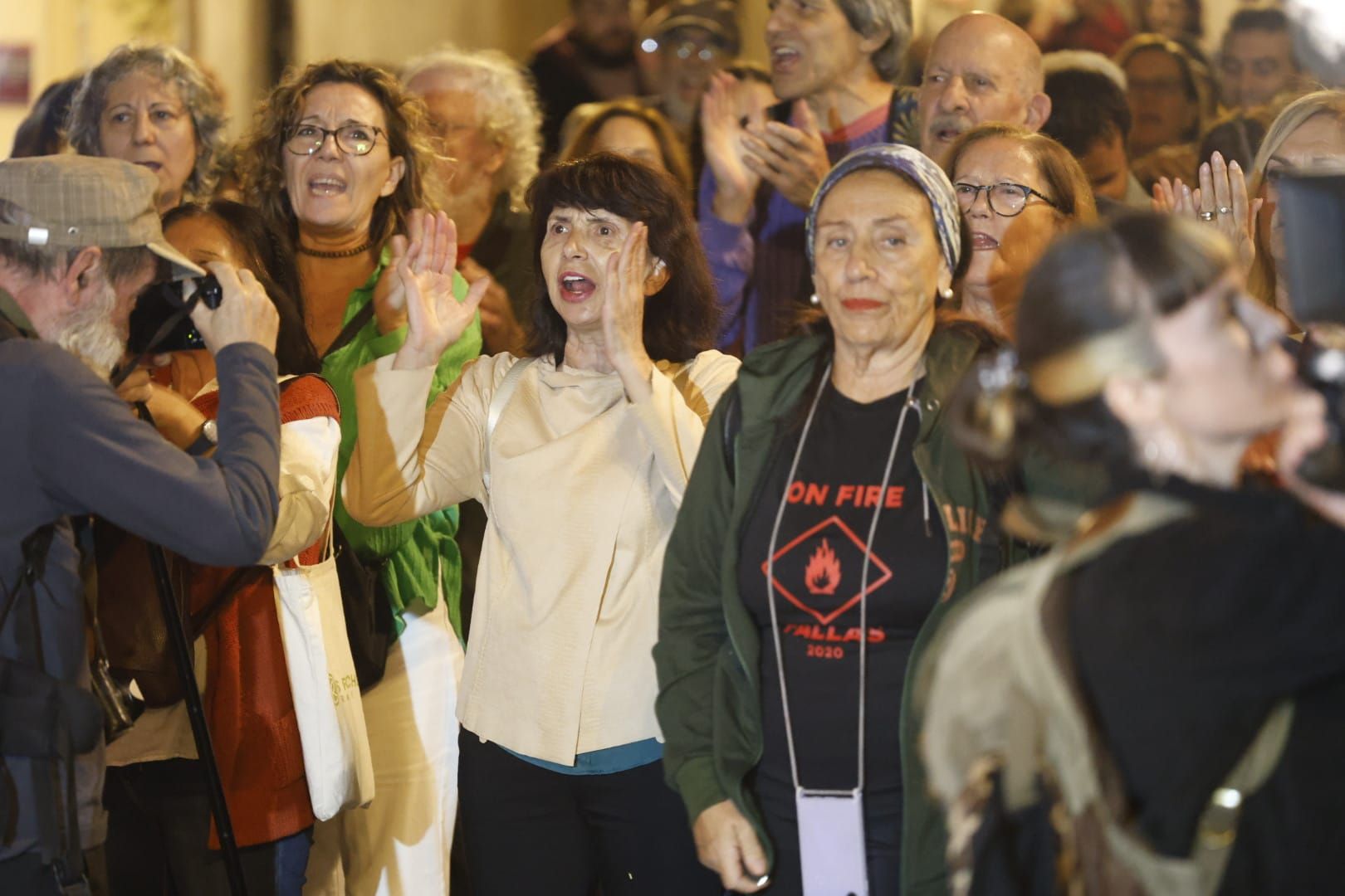 FOTOS | Protesta en la plaza de la Virgen para pedir la dimisión del Consell