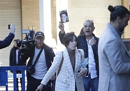 Familiares de víctimas de la dana ante las puertas de los juzgados de Catarroja.
