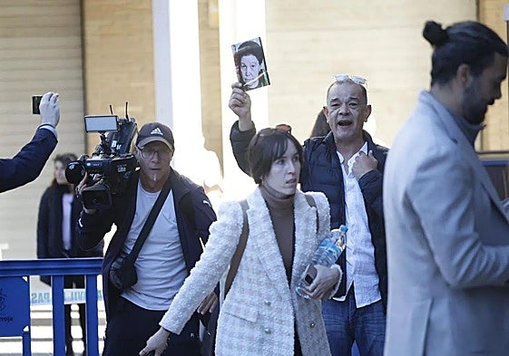 Familiares de víctimas de la dana ante las puertas de los juzgados de Catarroja.