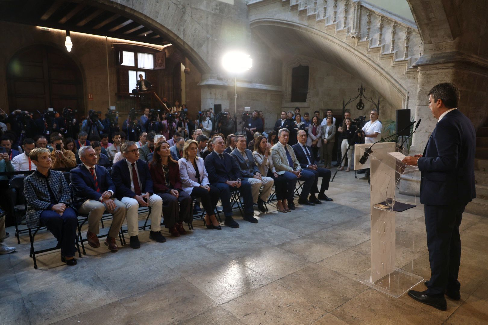 Fotos de la comparecencia de Carlos Mazón en el Palau de la Generalitat