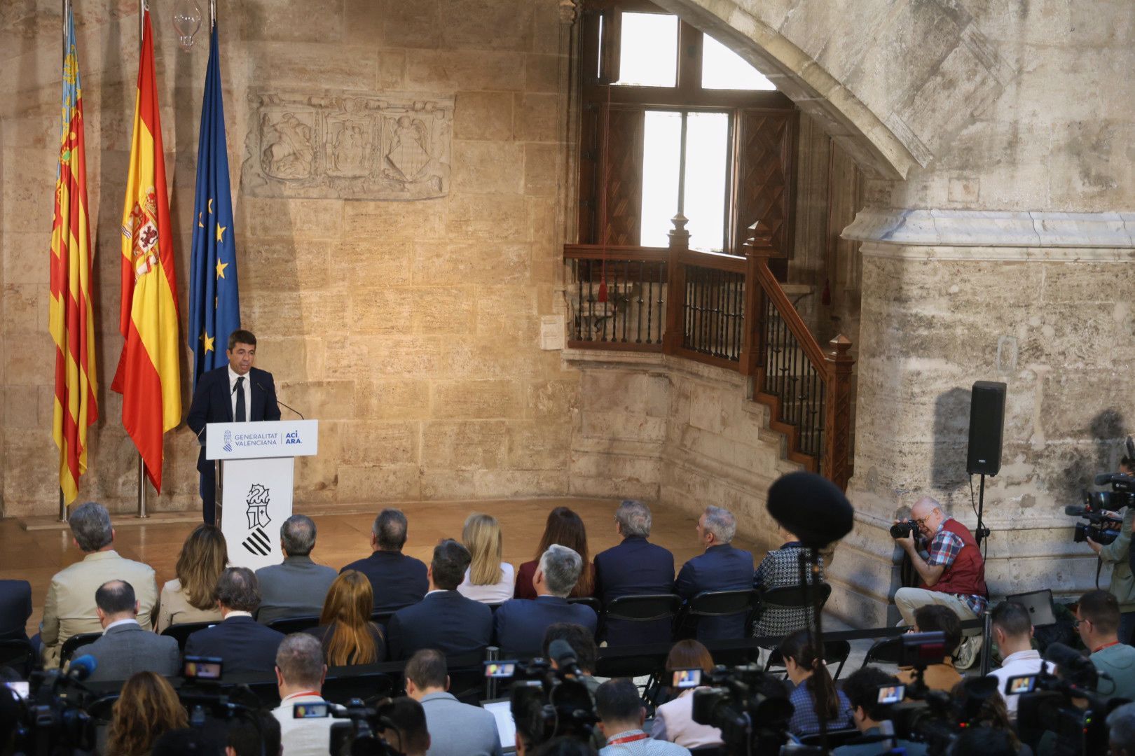 Fotos de la comparecencia de Carlos Mazón en el Palau de la Generalitat