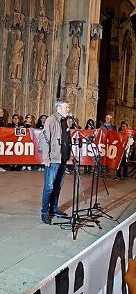 Concentración en la plaza de la Virgen para pedir la dimisión del Consell tras la salida de Mazón