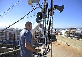Un técnico prueba el apartado de megafonía este lunes.