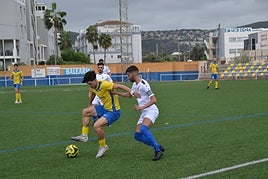 Ángel, jugador dianense controlando el balón.