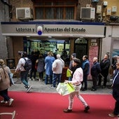 Colas en una administración de lotería. Imagen de archivo.