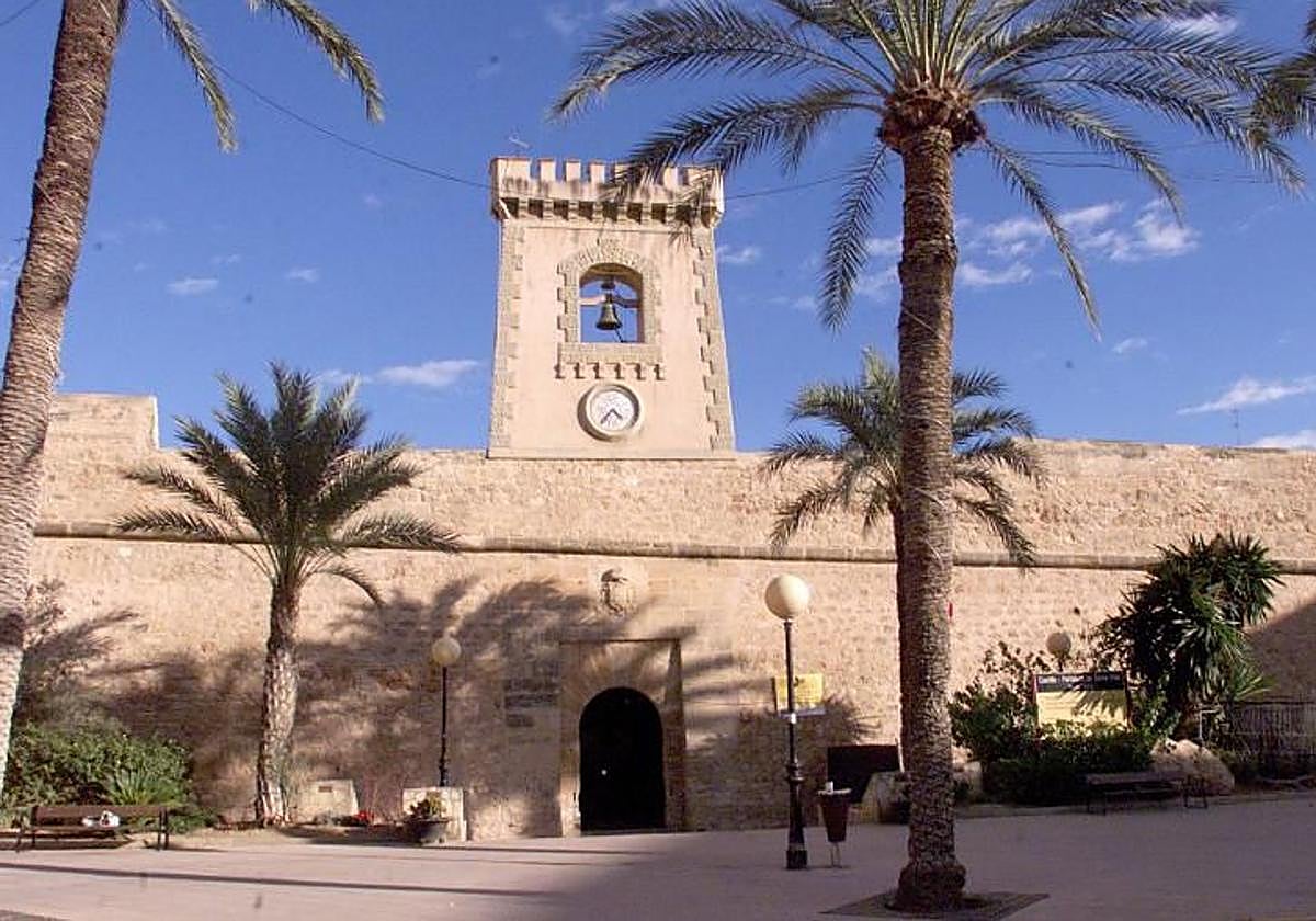 Fachada y torre del castillo de Santa Pola en Alicante.