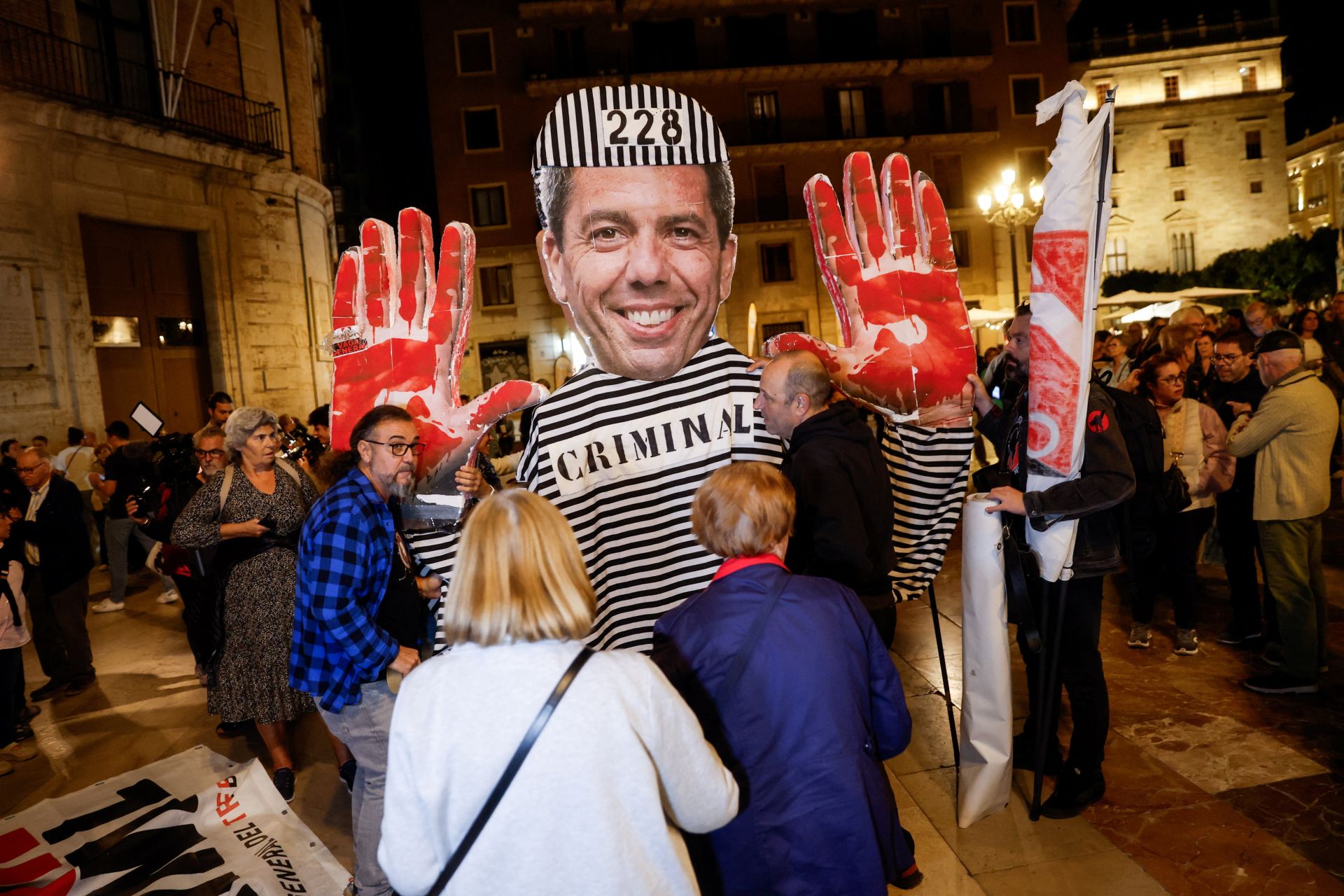FOTOS | Protesta en la plaza de la Virgen para pedir la dimisión del Consell