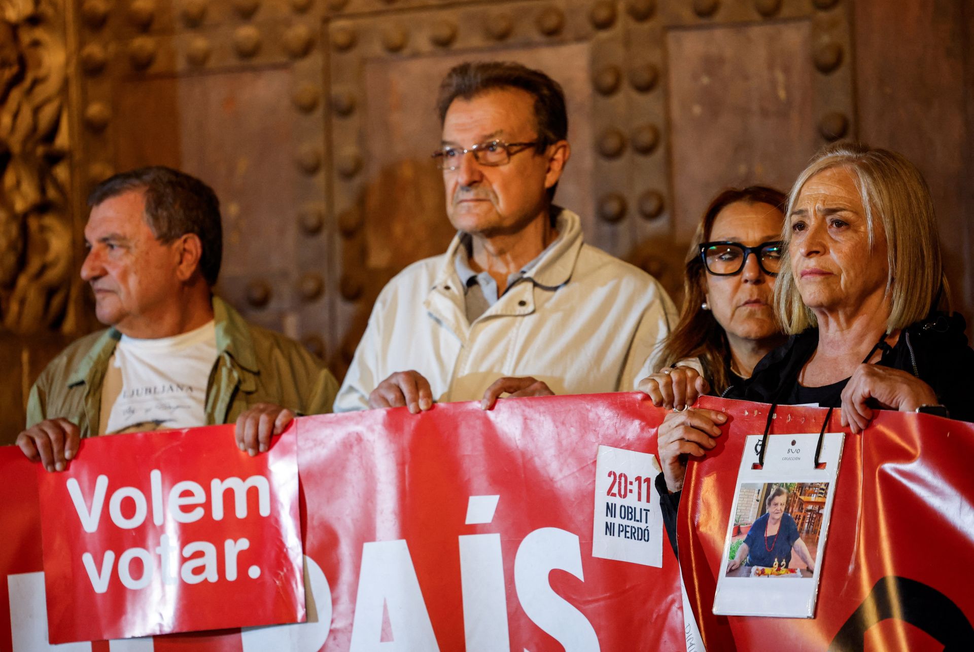 FOTOS | Protesta en la plaza de la Virgen para pedir la dimisión del Consell