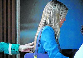 Maribel Vilaplana, a su llegada al juzgado de Catarroja.