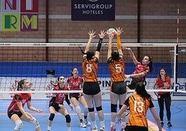 Partido de volleyball femenino en los Juegos Deportivos Municipales