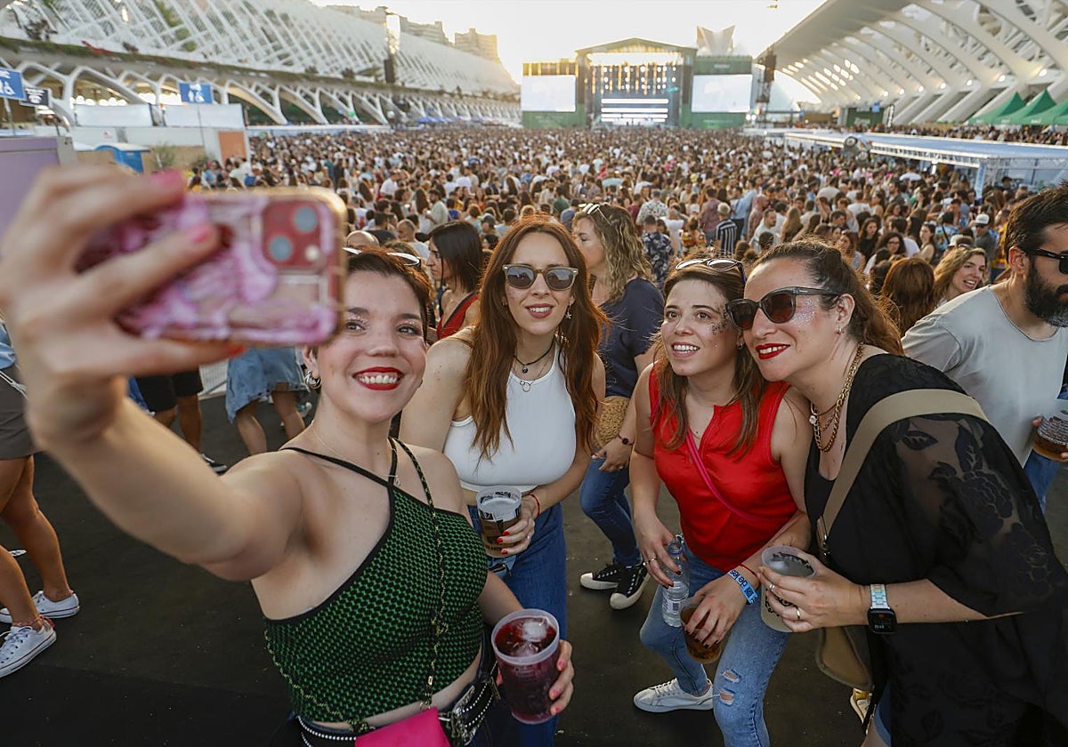 Cuatro asistentes al Festival de Les Arts se hacen un selfie durante la edición de este año.