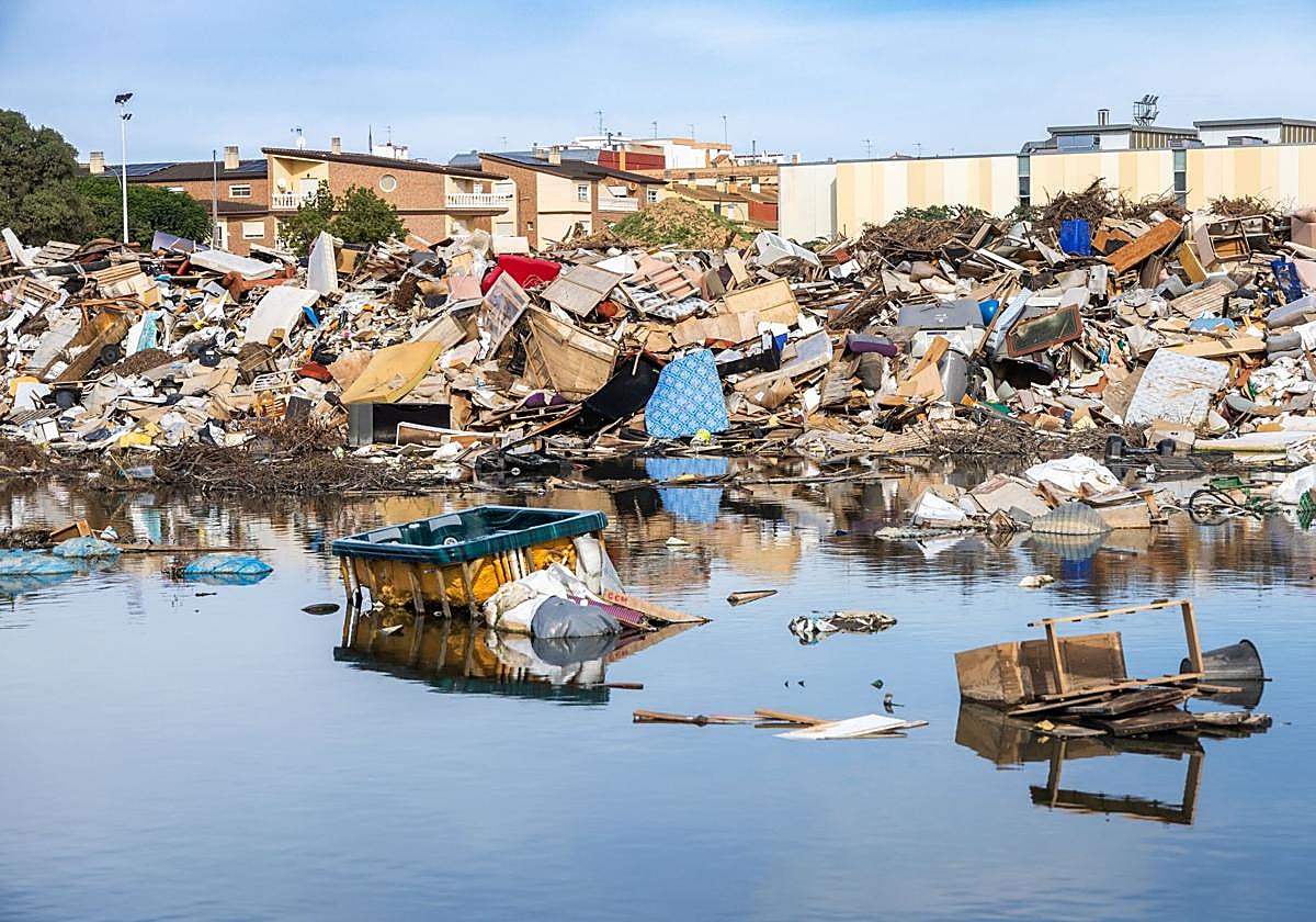 Parte del solar donde se acopian residuos en Paiporta.
