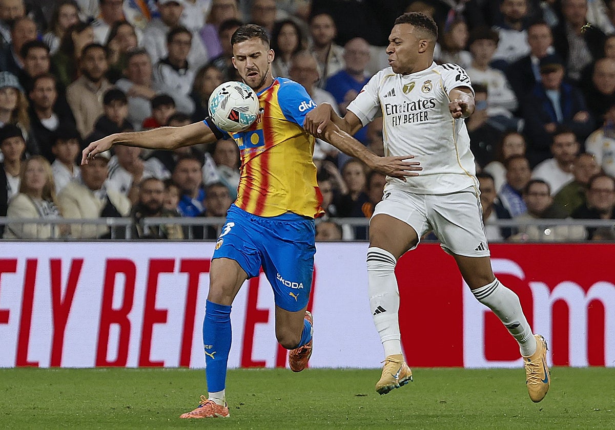 Copete disputando un balón con Mbappé