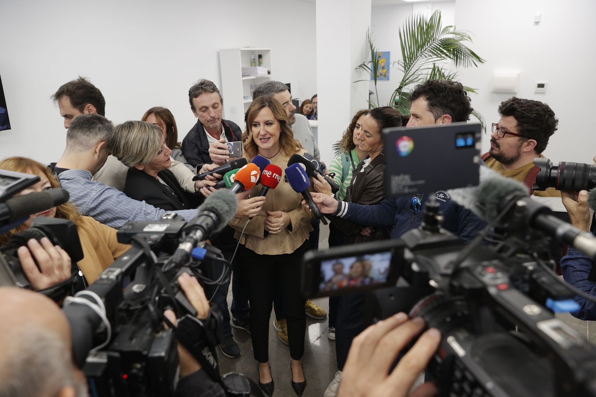 Fotos de María José Catalá en la presentación de un nuevo centro sociocultural en el barrio de El Pilar