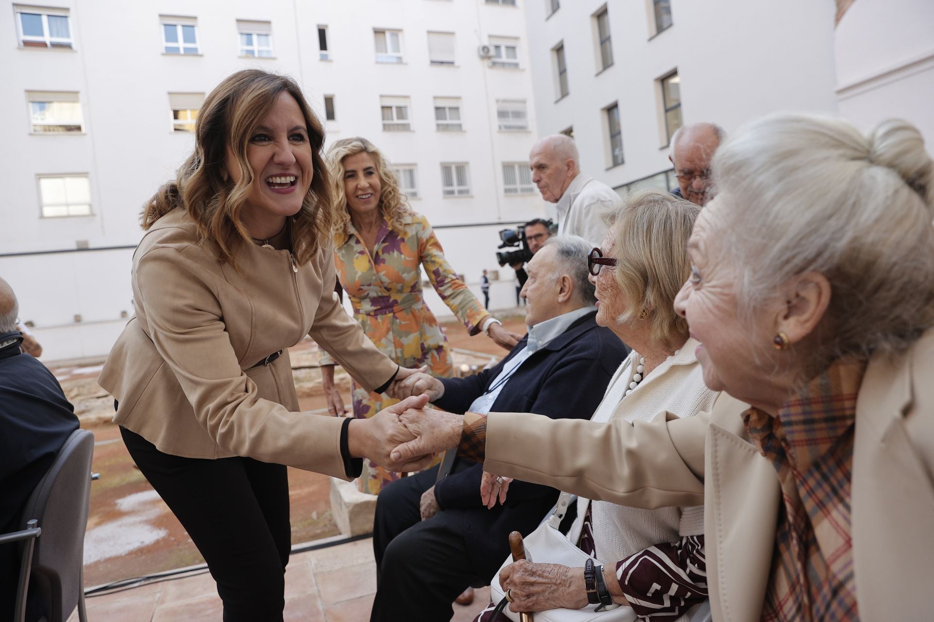 Fotos de María José Catalá en la presentación de un nuevo centro sociocultural en el barrio de El Pilar