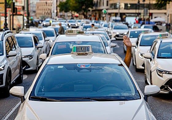 Protesta de los taxis este martes en Valencia.