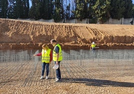 Bernabé visita la construcción de una mota de defensa por parte de la CHJ en l'Alcúdia.