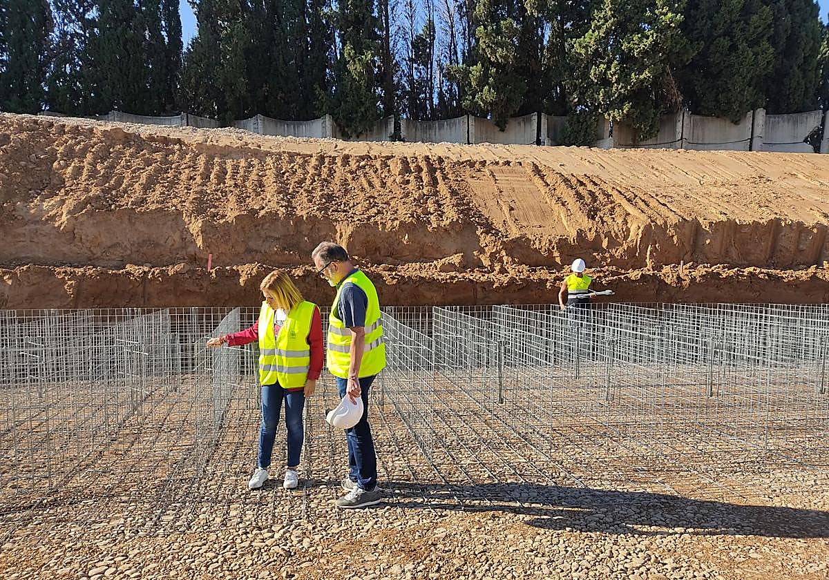 Bernabé visita la construcción de una mota de defensa por parte de la CHJ en l'Alcúdia.