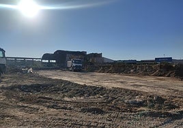Trabajos de demolición de la antigua fábrica.