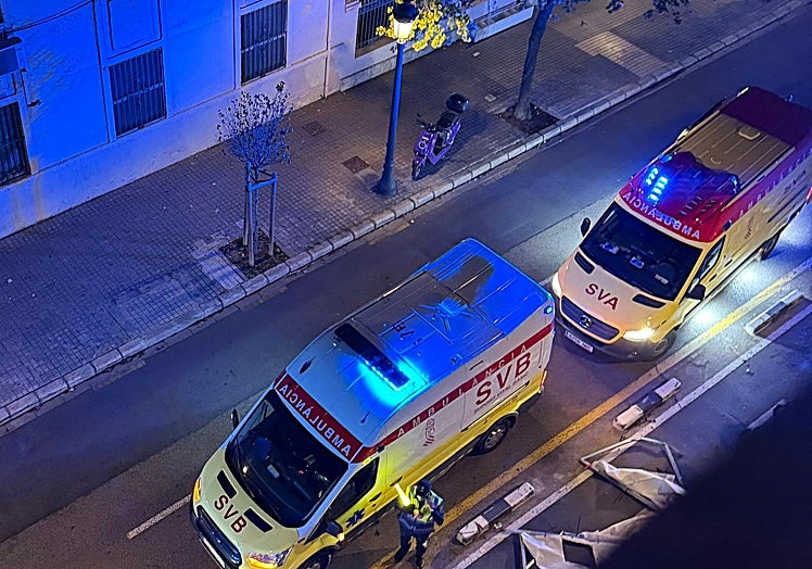 Las ambulancias trasladadas al lugar donde se ha producido el grave accidente de moto.