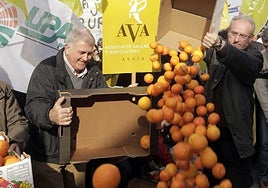 Imagen de archivo de Cristóbal Aguado (derecha) en una protesta