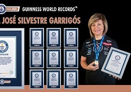 María José Silvestre sosteniendo su diploma del récord Guiness